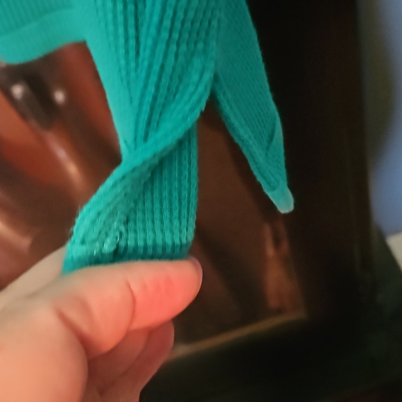 Woman within thermal shirt - Picture 3 of 4